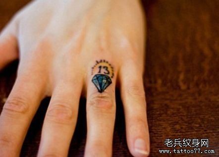 手指流行的小钻石纹身图片