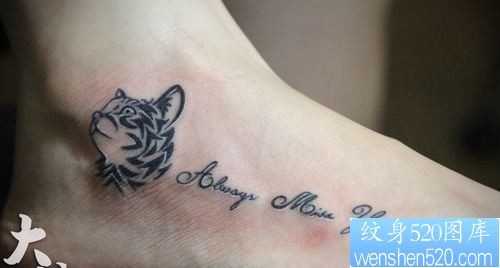 女人脚背图腾猫咪与字母纹身图片