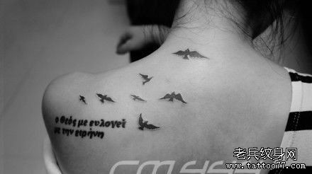 女孩子肩背流行的字母与小鸟纹身图片