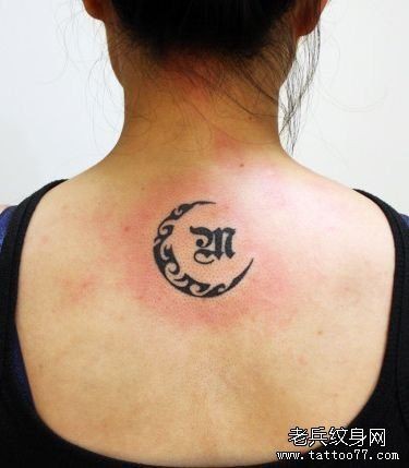 女孩子背部图腾月亮与字母纹身图片