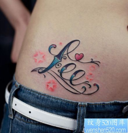 女孩子腹部精美的字母与五角星纹身图片