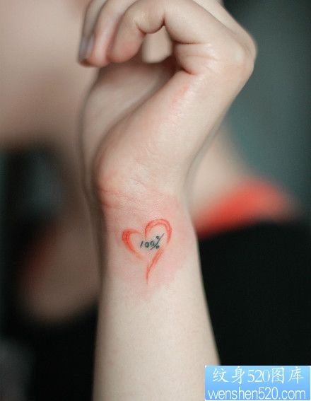 女人手腕处彩色小爱心纹身图片