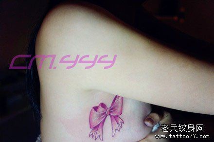 女孩子胸部精美流行的蝴蝶结纹身图片