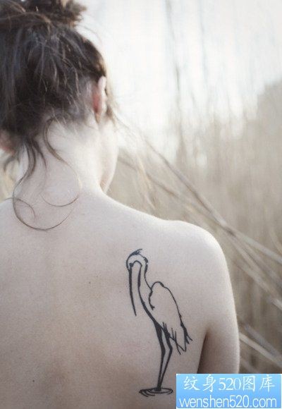 女孩子背部图腾丹顶鹤纹身图片