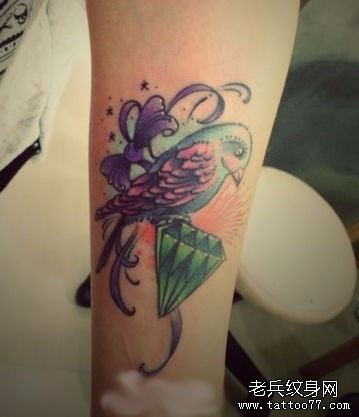 女孩子手臂小鸟蝴蝶结与钻石纹身图片