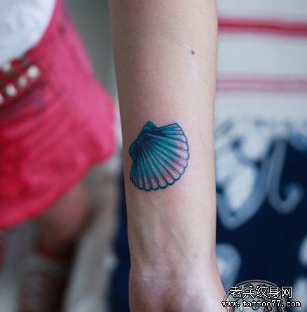 女孩子手臂彩色小贝壳纹身图片
