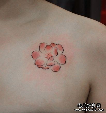 女孩子胸部好看花卉纹身图片