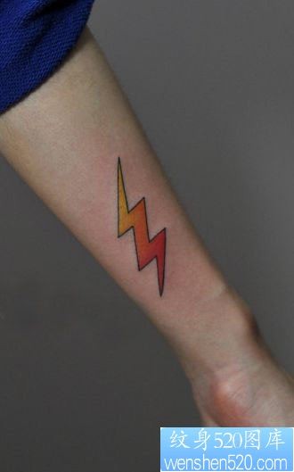 女人手臂一幅彩色小闪电纹身图片