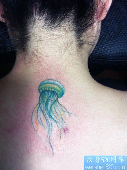 女孩子背部精唯美的水母纹身图片