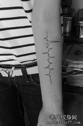 流行的一幅手臂心电图纹身图片