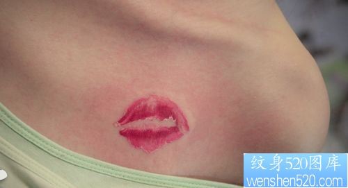 女人胸部潮流好看的彩色唇印纹身图片