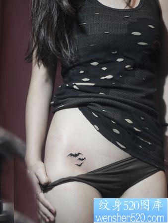 女孩子腹部潮流的图腾小蝙蝠纹身图片