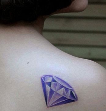 肩部漂亮的紫色钻石纹身