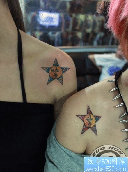 女人肩膀处五角星太阳与月亮纹身图片