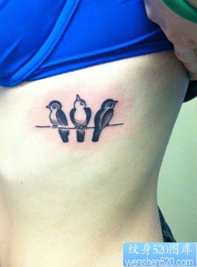 女人侧胸简单的小鸟纹身图片