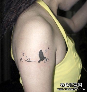 女人手臂好看的音符与小鸟纹身图片