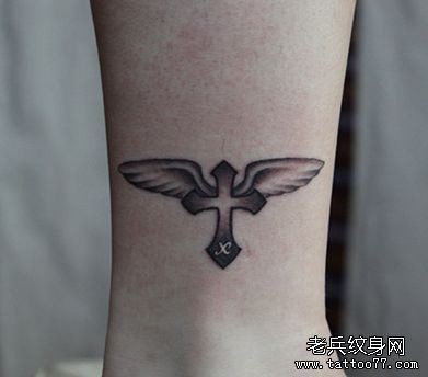 小巧简单的十字架翅膀纹身图片