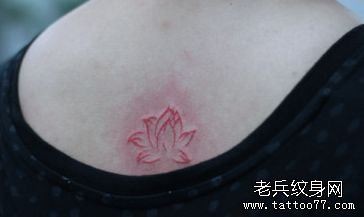 女人背部漂亮的彩色小莲花纹身图片