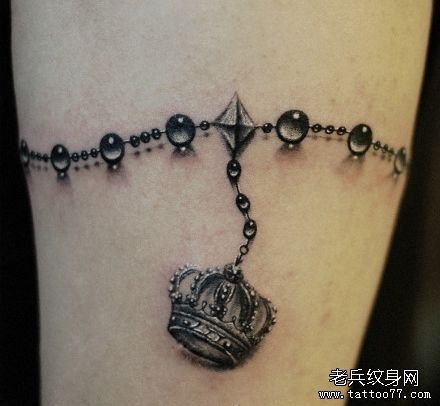 女人手臂精美的一幅皇冠手链纹身图片