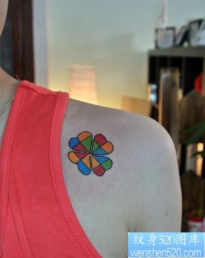 女人肩膀处小巧的彩色四叶草纹身图片