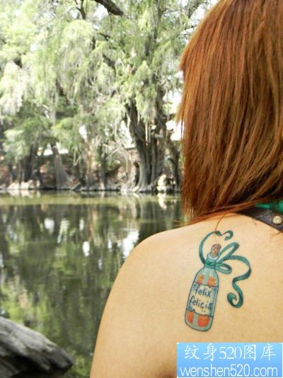 女孩子肩背一幅漂流瓶纹身图片