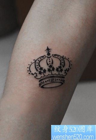 女孩子手臂流行的图腾皇冠纹身图片