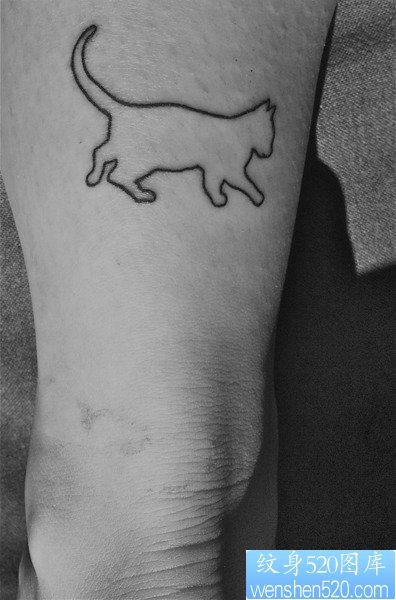女孩子腿部简单可爱的猫咪纹身图片