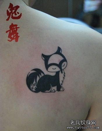 女人肩背可爱的图腾狐狸纹身图片
