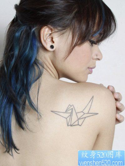 女孩子肩背一幅简单的纸鹤纹身图片