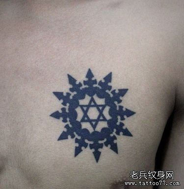 男人胸部一幅图腾太阳与六芒星纹身图片