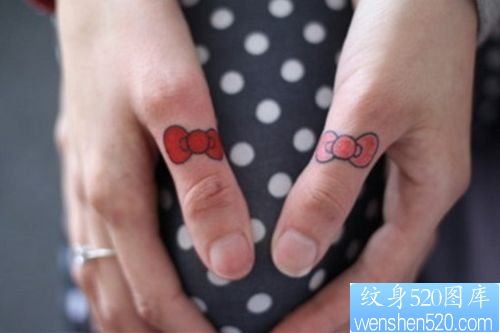 女人手指简单的蝴蝶结纹身图片