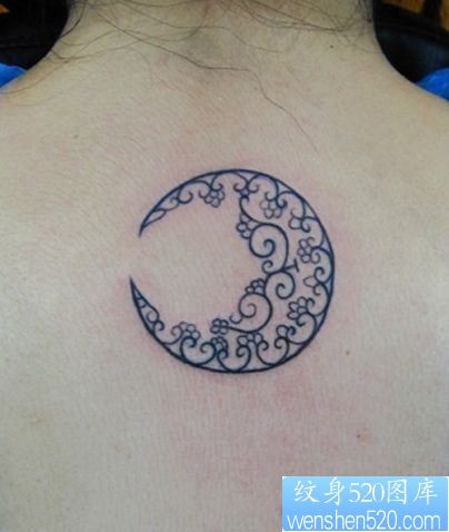 女孩子背部好看的线条月亮纹身图片