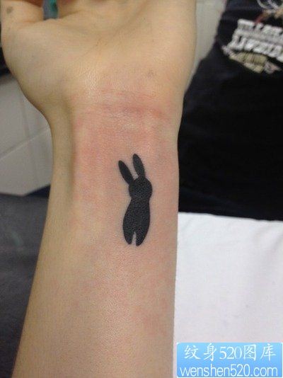 手腕处可爱的图腾小兔子纹身图片