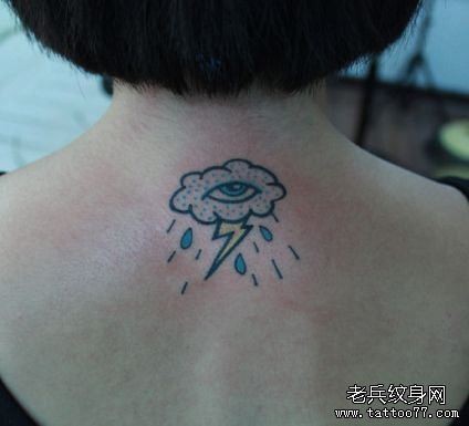女孩子背部一幅乌云闪电纹身图片