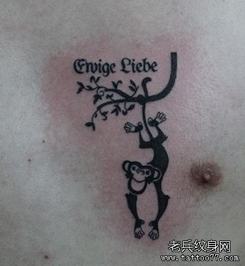 胸部一幅图腾小猴子与字母纹身图片