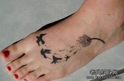 女孩子脚背蒲公英与鸽子纹身图片