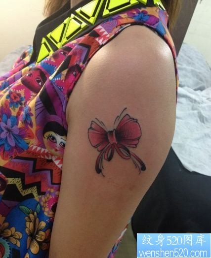一幅女孩子手臂小巧的蝴蝶结纹身图片