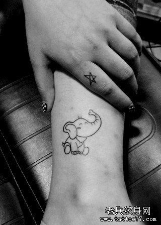 女人腿部可爱的小象纹身图片