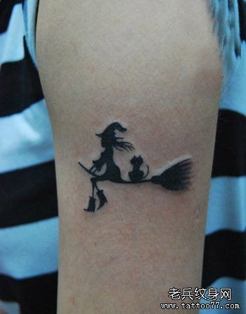 手臂一幅图腾小巫与猫咪纹身图片