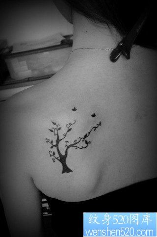 女人背部潮流好看的图腾小树纹身图片