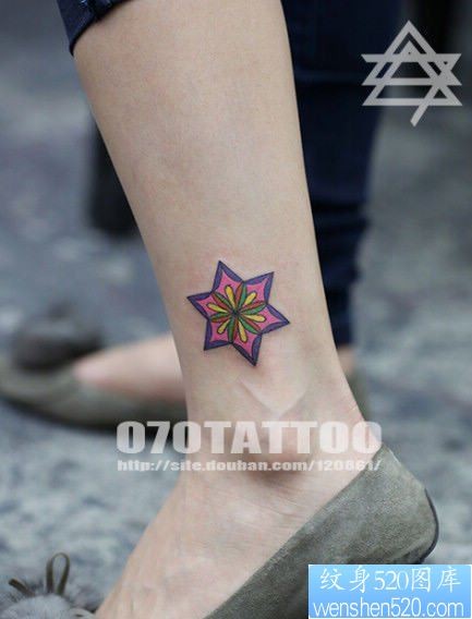 美女腿部漂亮的花卉图腾纹身图片