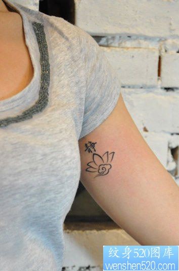女人手臂简单好看的莲花与汉字纹身图片
