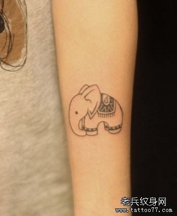 女人手臂简单的小象纹身图片