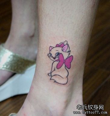 女人腿部可爱的猫咪纹身图片
