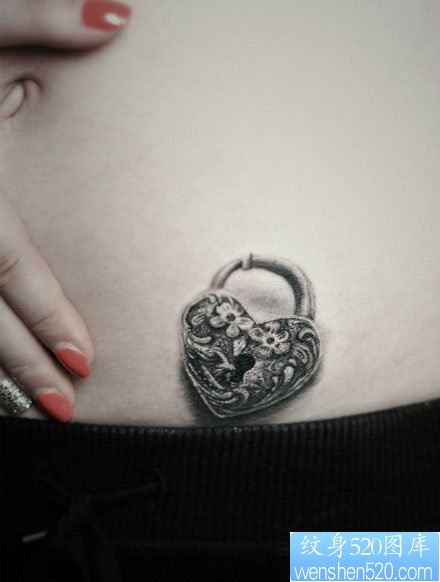 美女腹部漂亮的爱心锁纹身图片