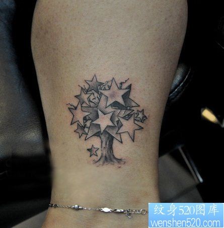 腿部另类潮流的一幅五角星小树纹身图片
