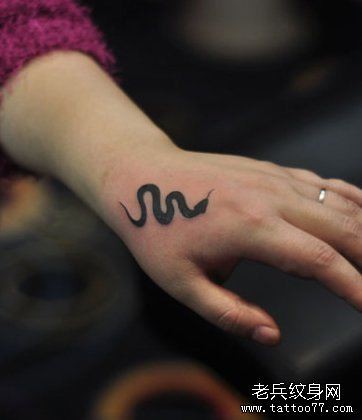女人手部虎头图腾蛇纹身图片