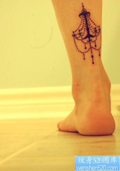 女人腿部唯美的一幅图腾灯纹身图片