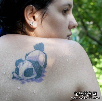 女人背部可爱的小熊猫纹身图片