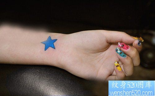 女孩子手臂漂亮的彩色小五角星纹身图片